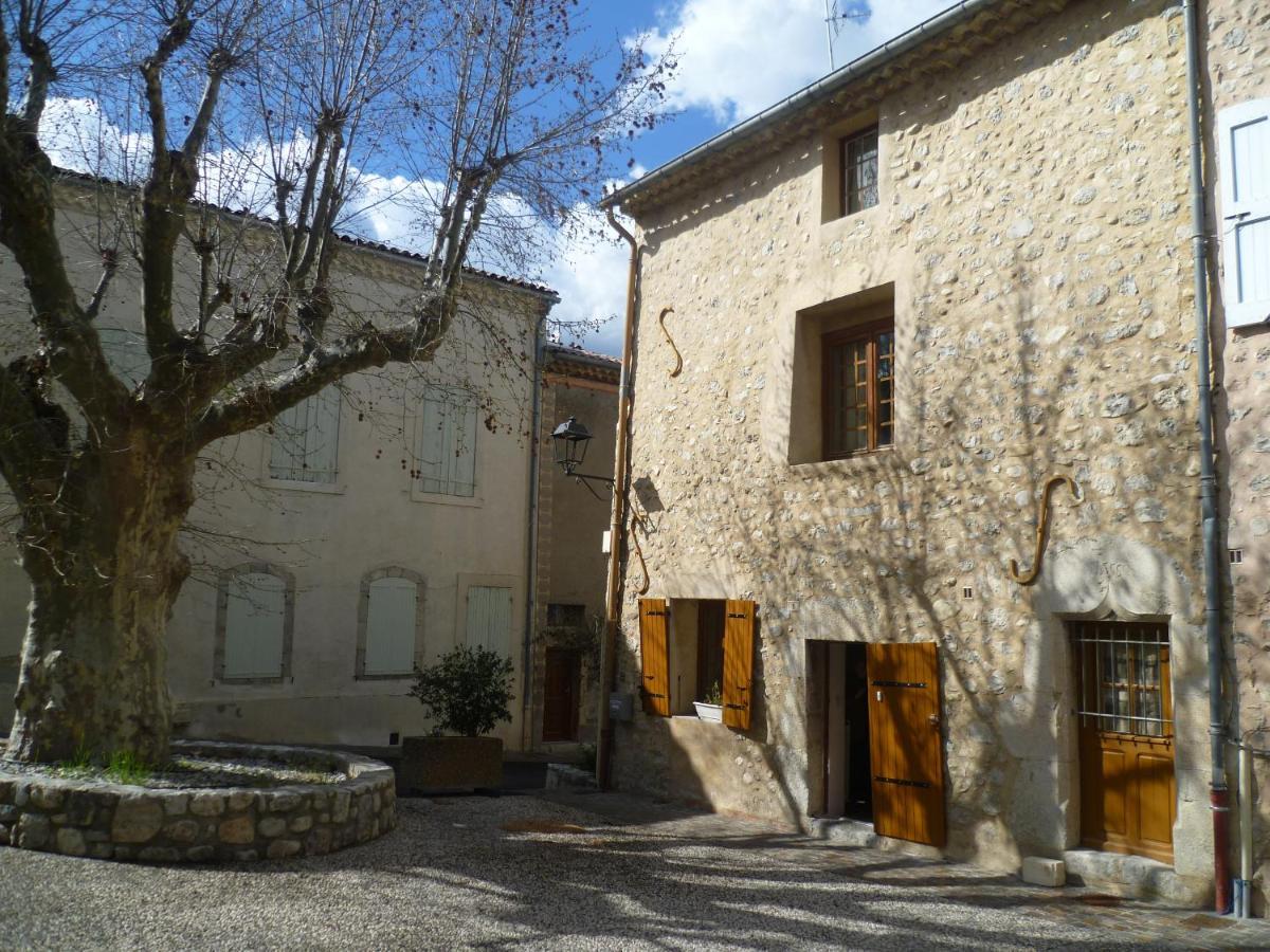 Une Maison Dans Le Village Ribiers Exterior foto